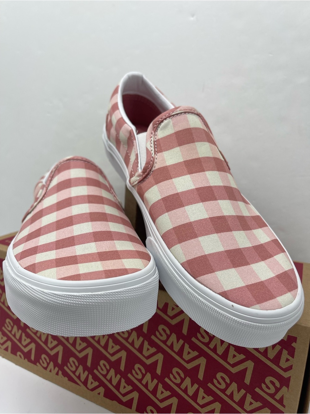 Vans WMNS Classic Slip-On (Gingham) Rosette/True White
VN000XG8B06 Sneakers - Picture 6 of 16
